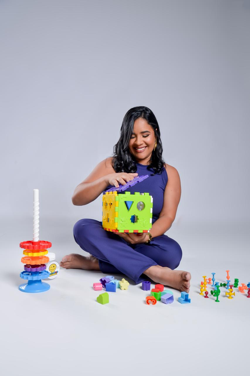 Janaína Gracindo em atividade terapêutica com brinquedos educativos